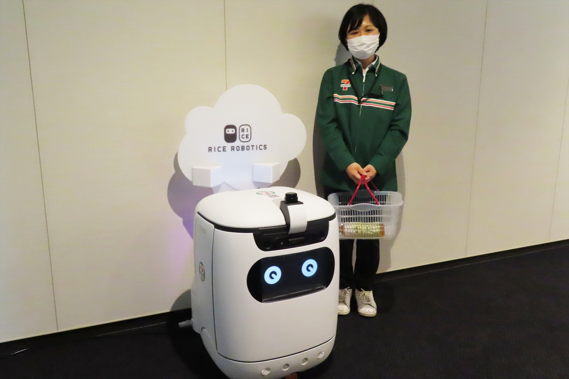 セブン-イレブン、ソフトバンクのオフィスビル内でロボット配送の実証