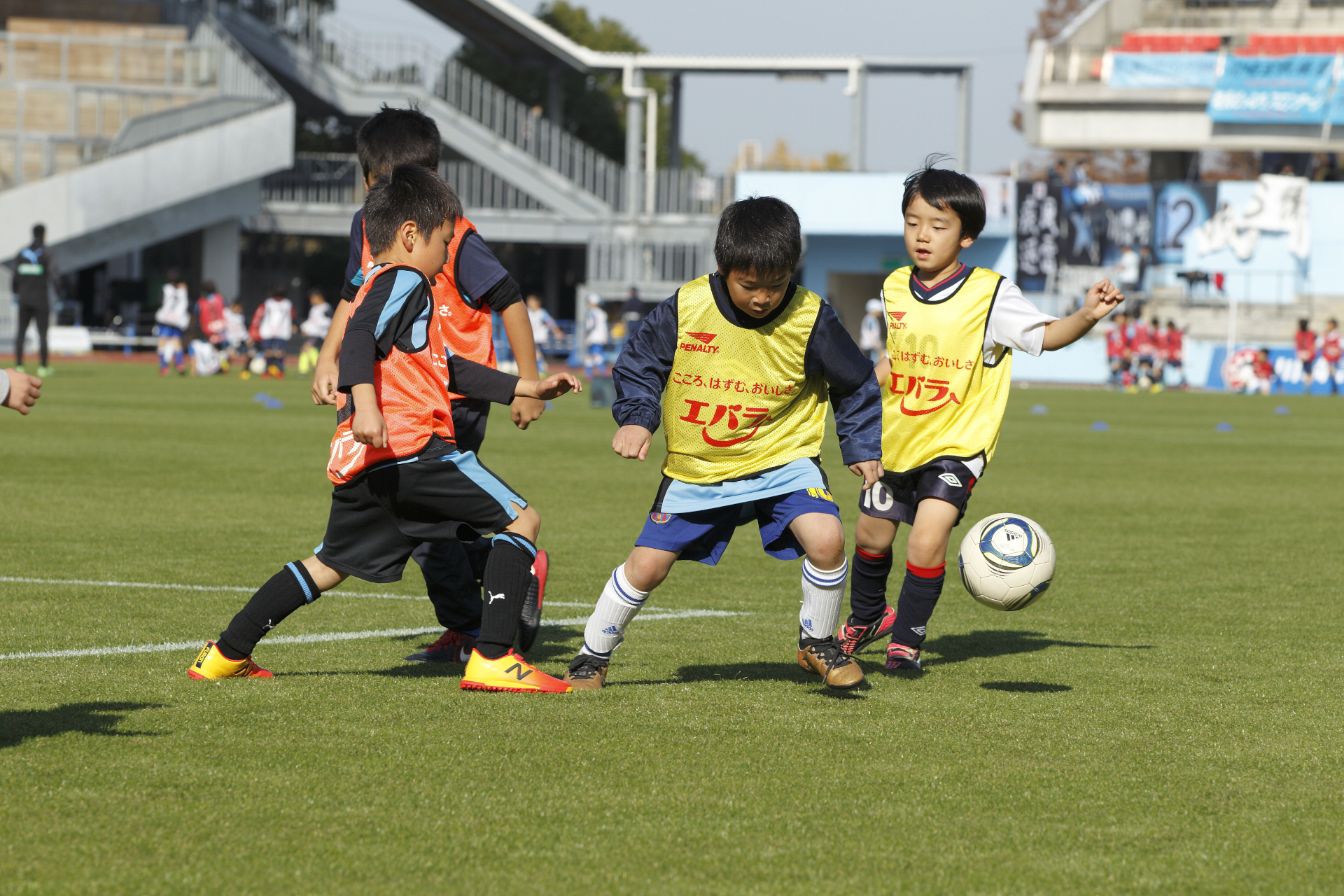 エバラ食品工業、「黄金の味」サッカー日本代表デザインボトル。夏休みのおうち焼肉を盛り上げる - グルメ Watch