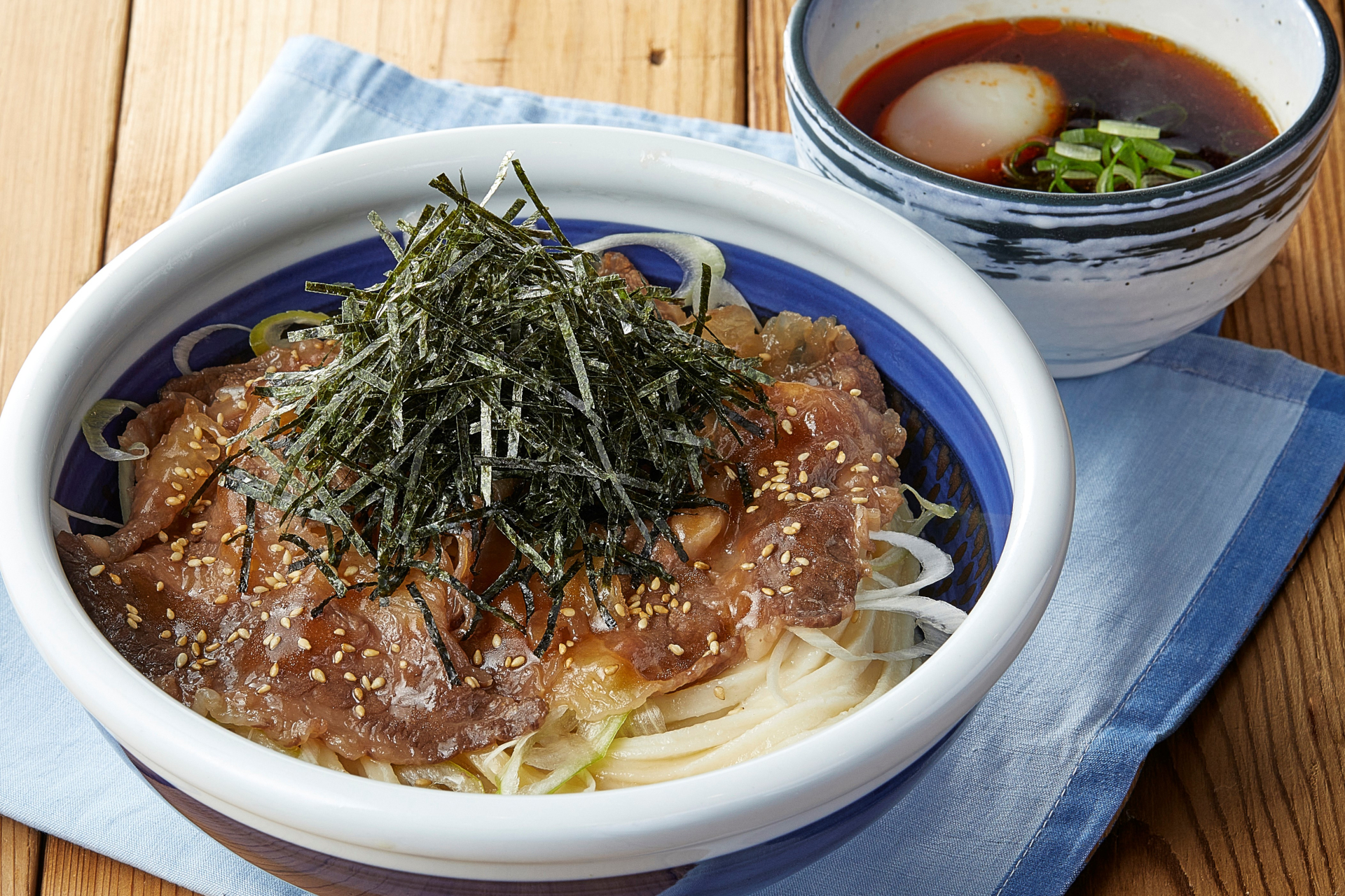 丸亀製麺、「神戸牛旨辛つけうどん」「神戸牛焼肉丼」発売 - グルメ Watch