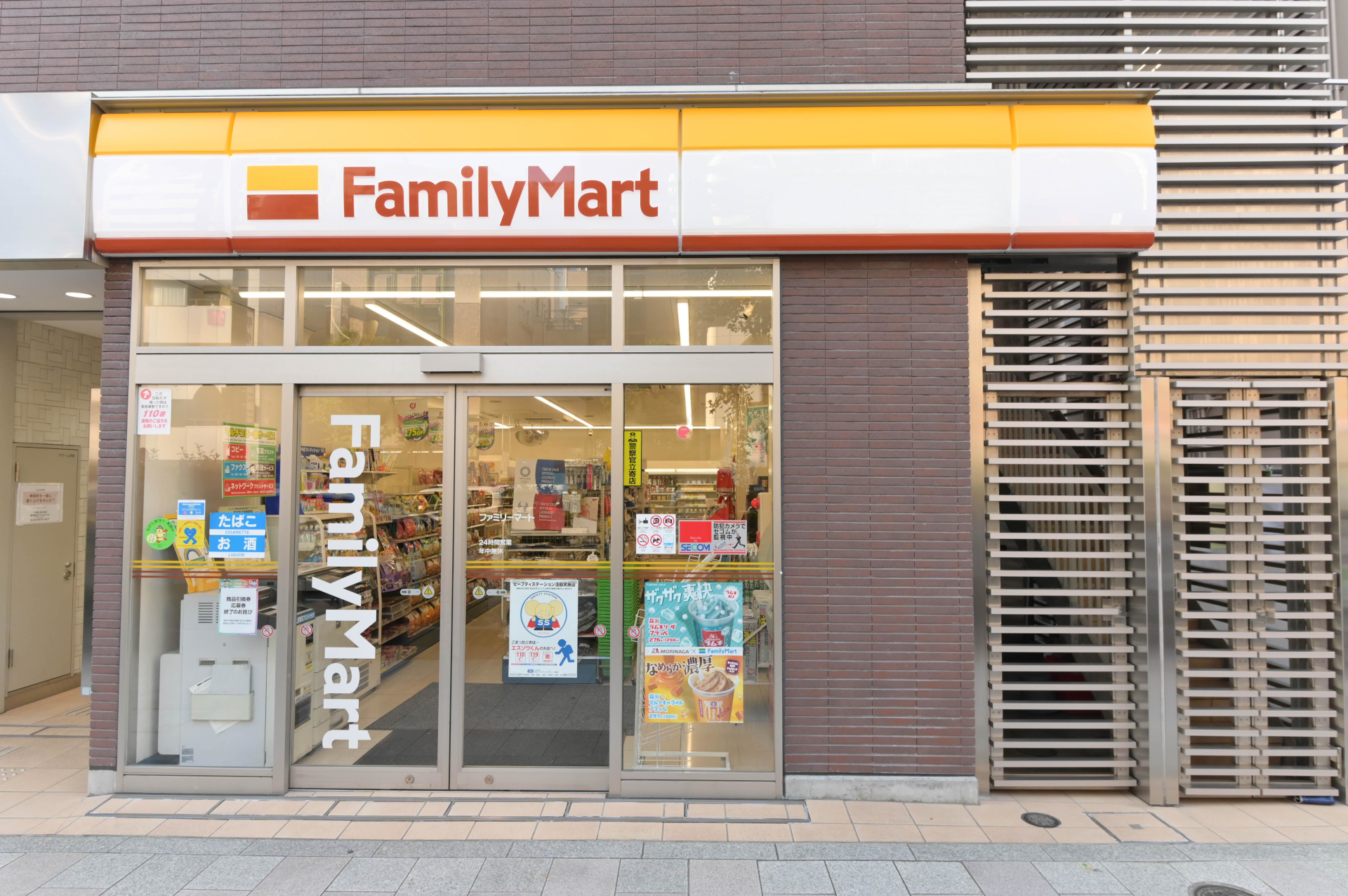 近所のファミマ ファミマ 夏のカレー祭り」スタート、東名阪の3店舗の看板がカレー色に