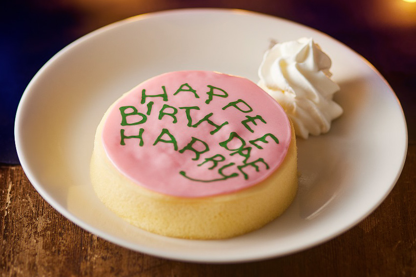 ハリーがハグリッドから初めてもらった「HAPPEE BIRTHDAE HARRY スフレ ...