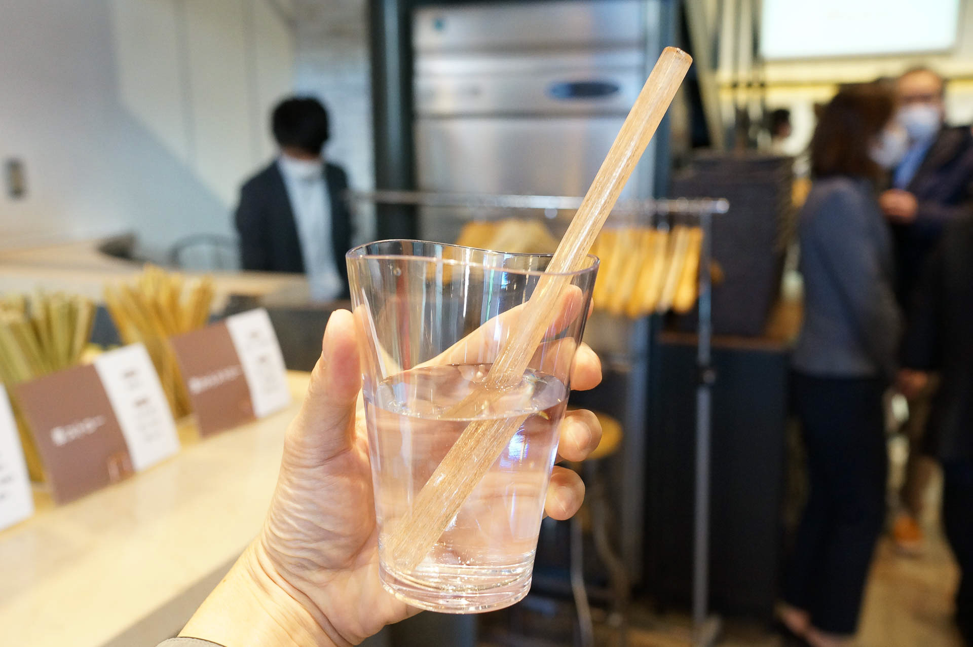 カンロ、飴製のストローや廃棄品を再利用したアルコールスプレーなどを