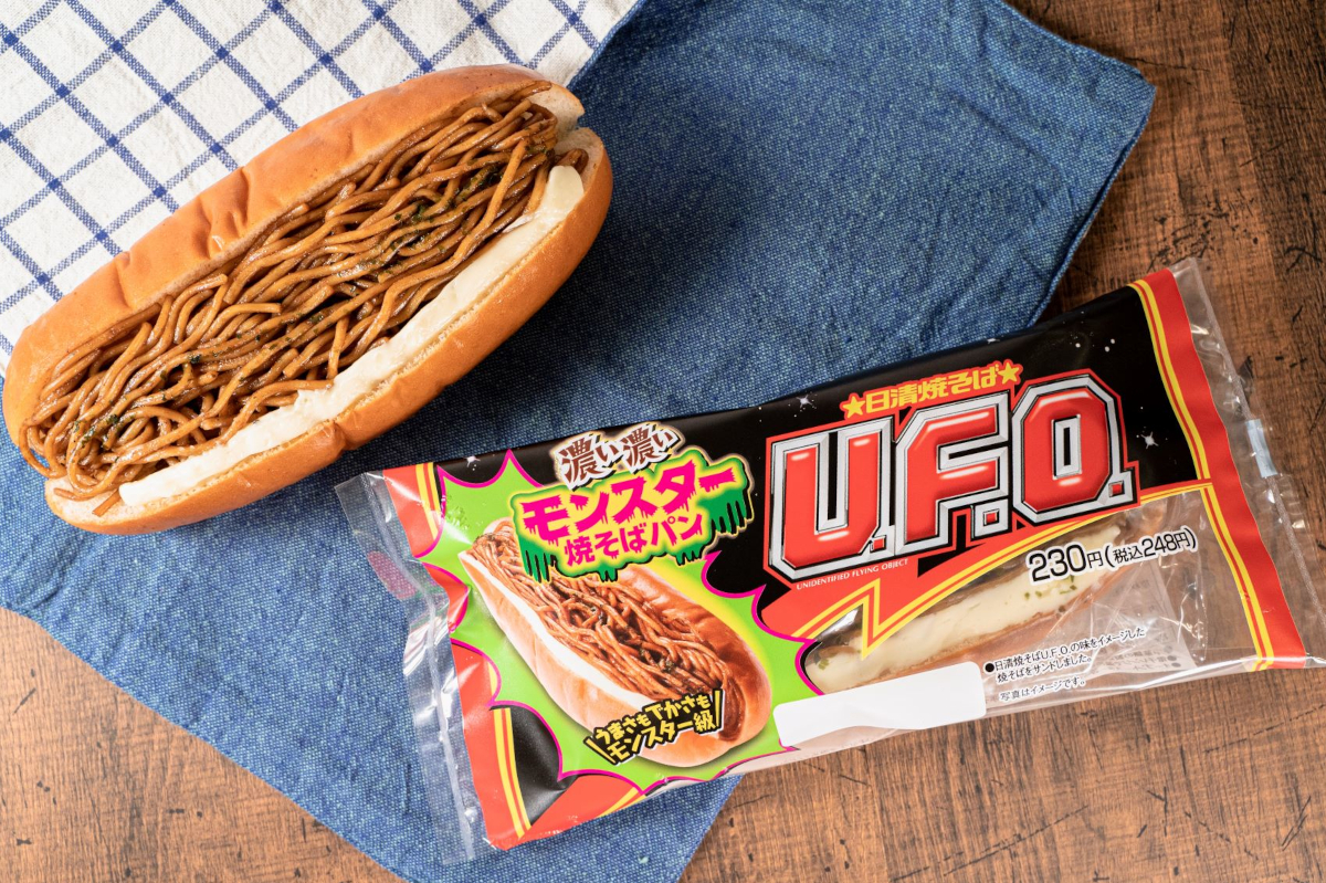 ファミマ「U.F.O.濃い濃いモンスター焼そばパン」、10日で累計70万個を