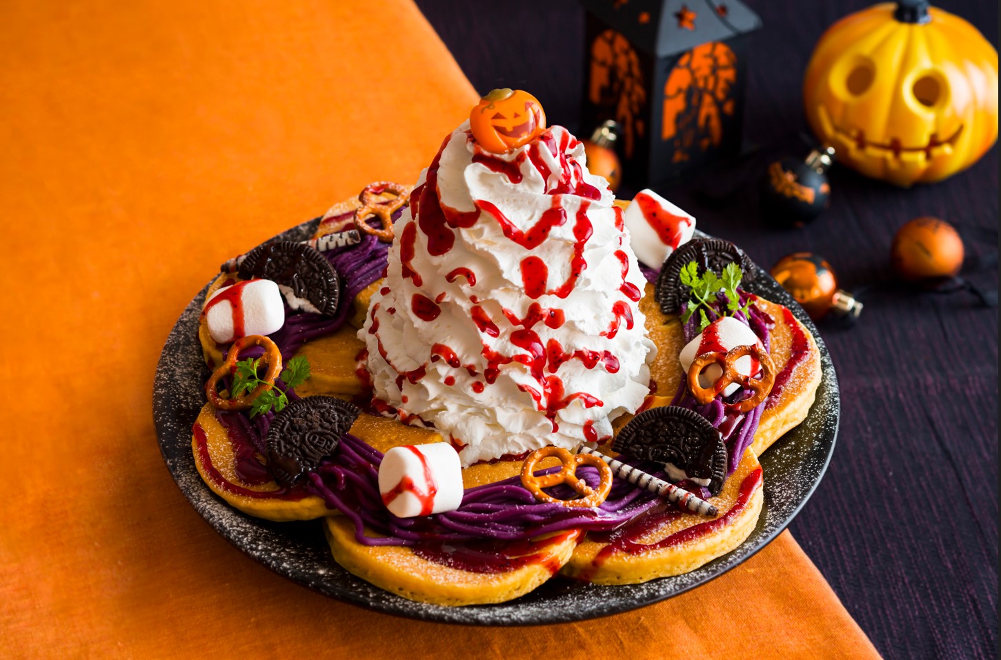 Eggs N Things かぼちゃパンケーキに紅芋クリームをのせた ハッピーハロウィンパンケーキ 10月14日 31日の期間限定 グルメ Watch