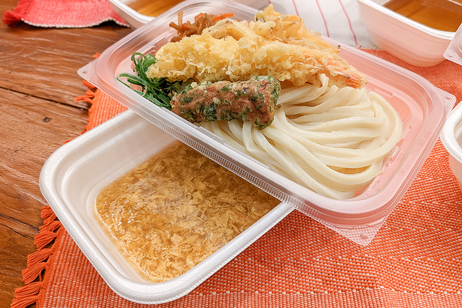 丸亀製麺「丸亀うどん弁当」11月29日から冬メニュー。あったか「えび天玉子あんかけうどん弁当」が登場 - グルメ Watch