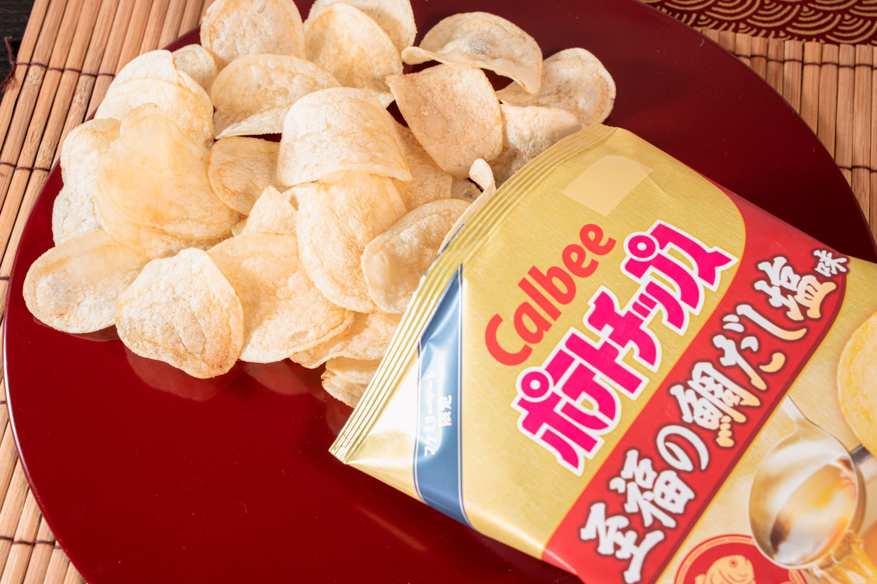 ファミマ、カルビーと共同開発した「ポテトチップス 至福の鯛だし塩味