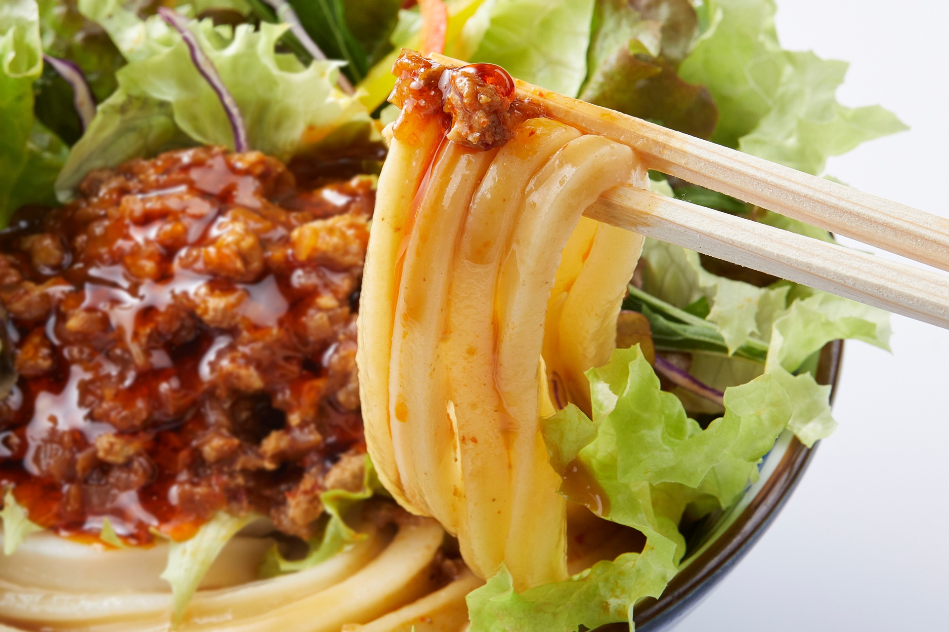 丸亀製麺、初の「サラダうどん」登場! 構想期間3年 「ピリ辛担々サラダうどん」と「ごまだれサラダうどん」 - グルメ Watch