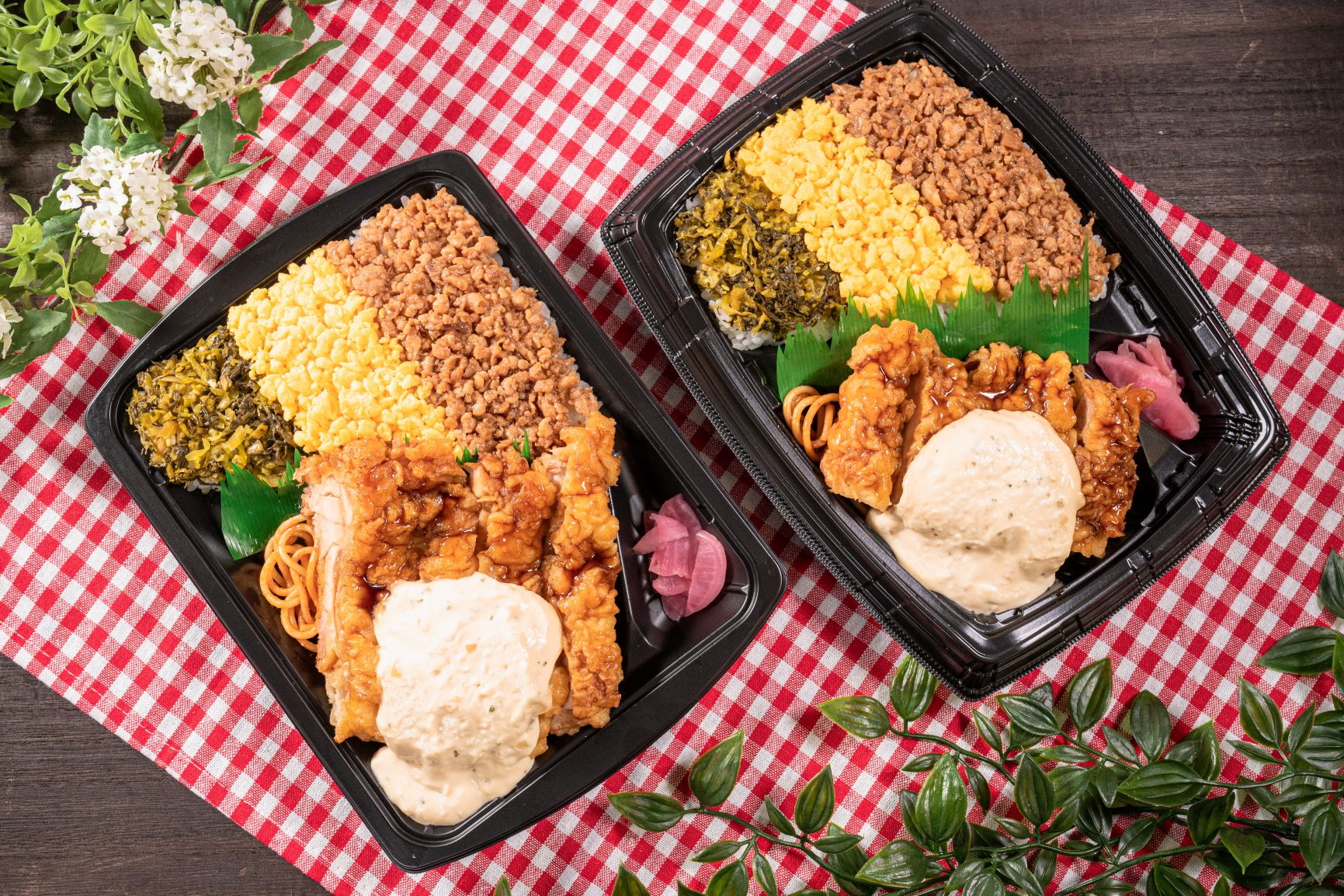 ファミマ「3色そぼろ＆チキン南蛮弁当」価格そのままチキン南蛮“増量