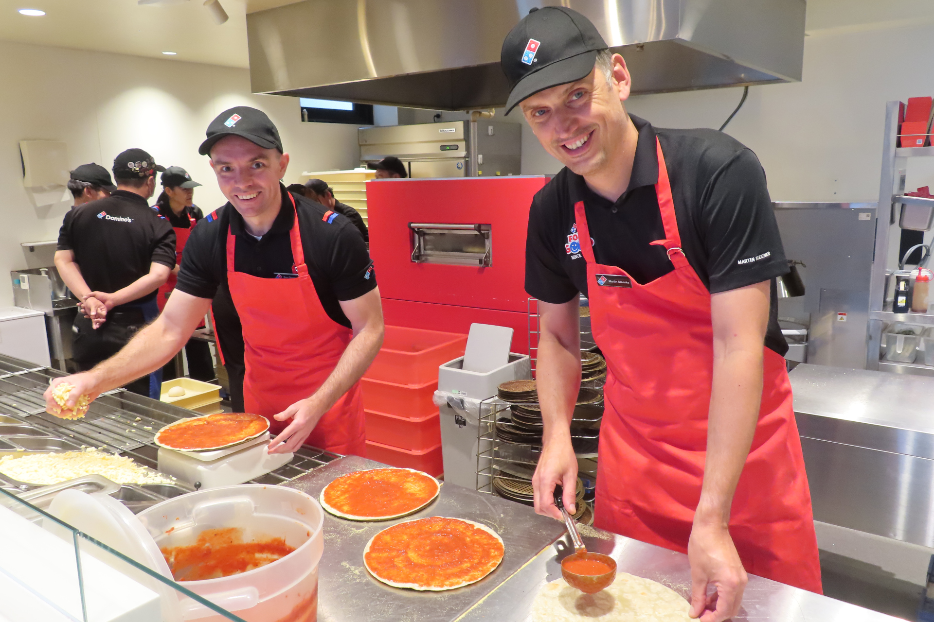 ドミノ・ピザ、CEOとCOOが南馬込店でピザづくりをサポート - グルメ Watch