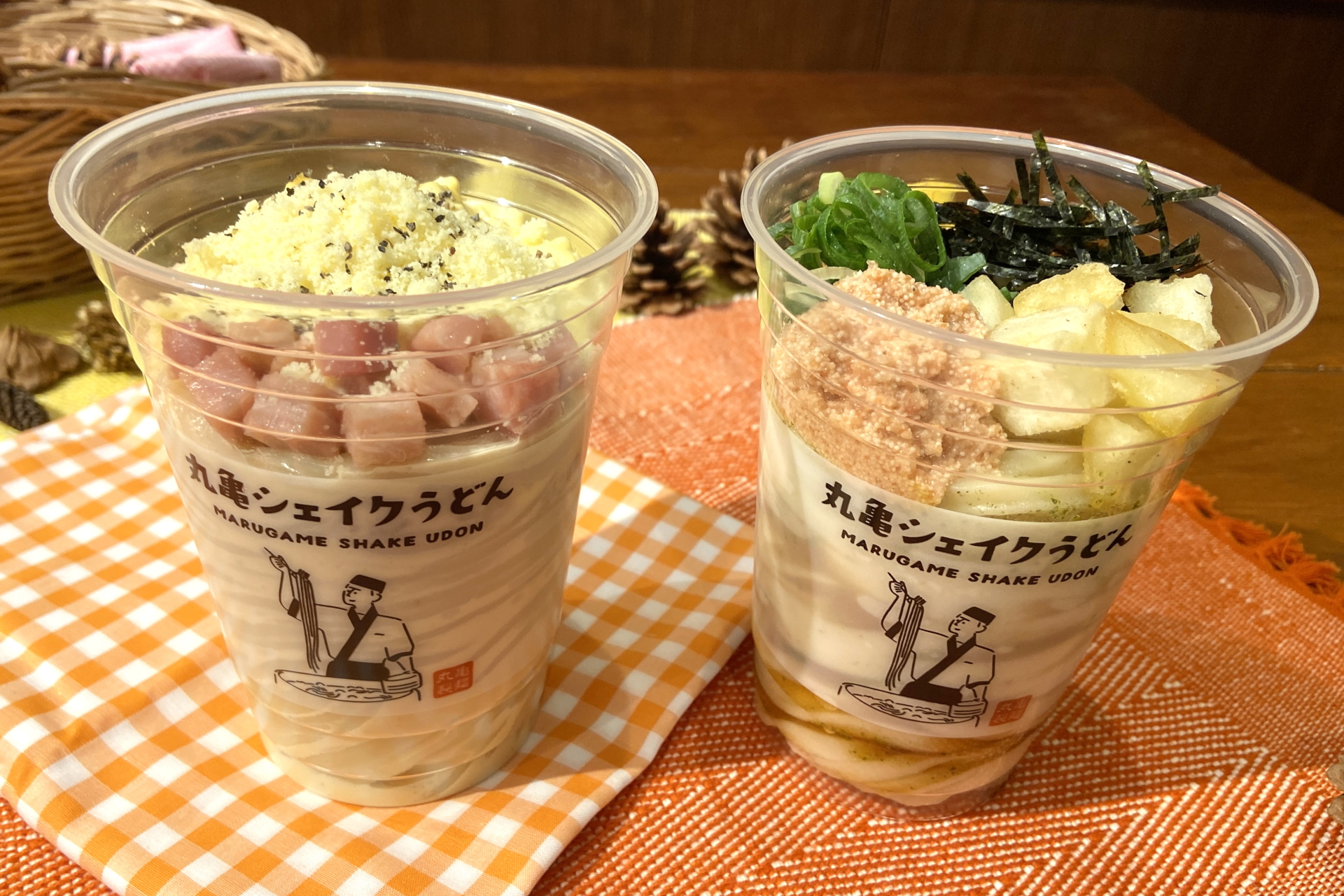 丸亀シェイクうどん」新作“カルボナーラうどん/たらポテぶっかけうどん