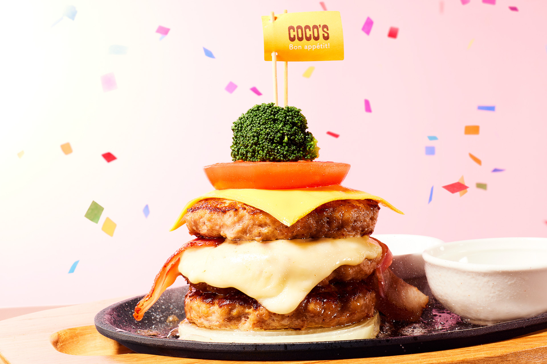 ココス、ハンバーグを3枚重ねた「トリプルマウンテンハンバーグ」発売