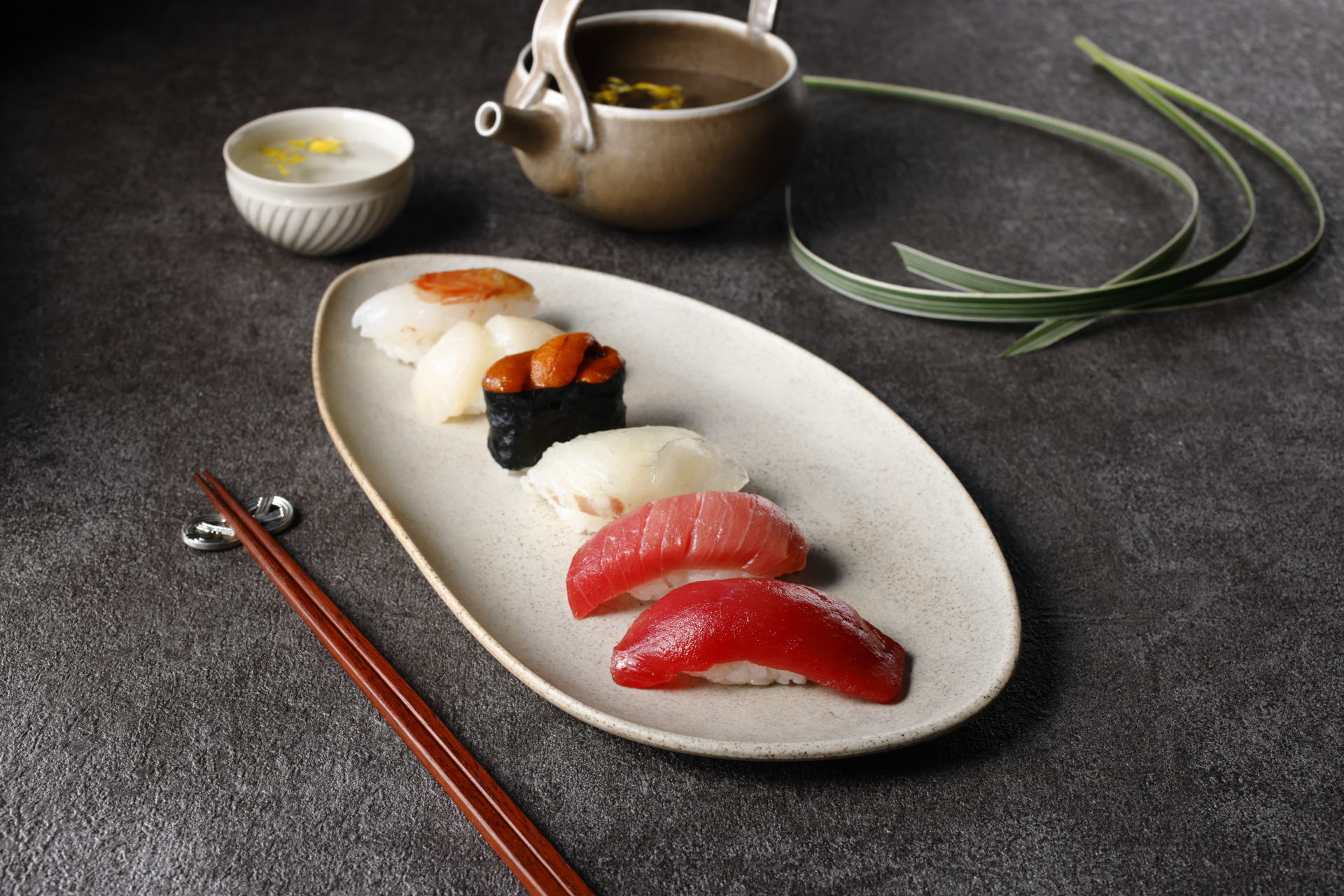 つきじ鈴富、専用容器を開発して実現した本物の味「解凍寿司“シャリは