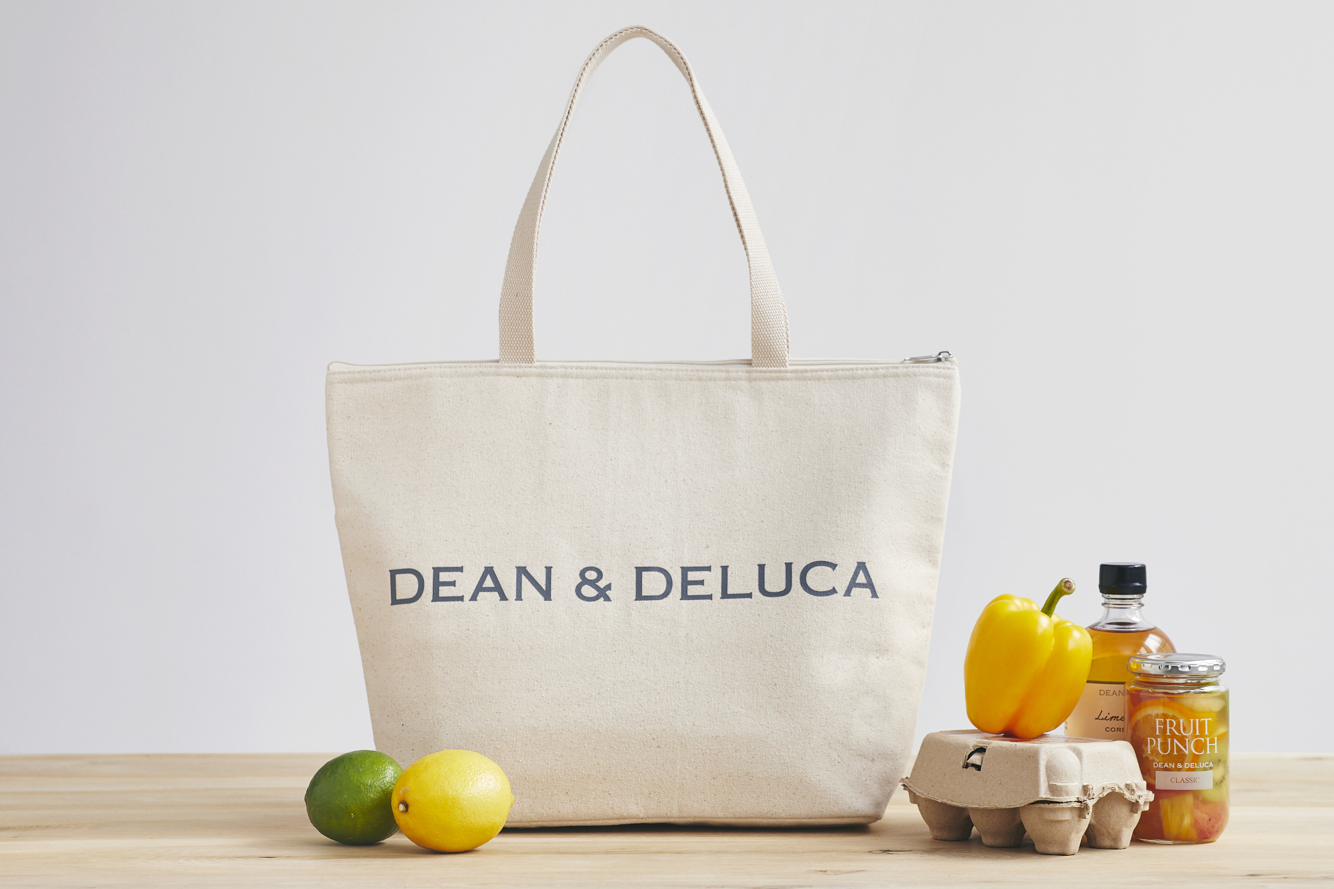 「DEAN & DELUCA×GLOW」8月号付録に「保冷機能付きコットントート」「クリアボトル＆保冷ホルダー」登場 - グルメ Watch