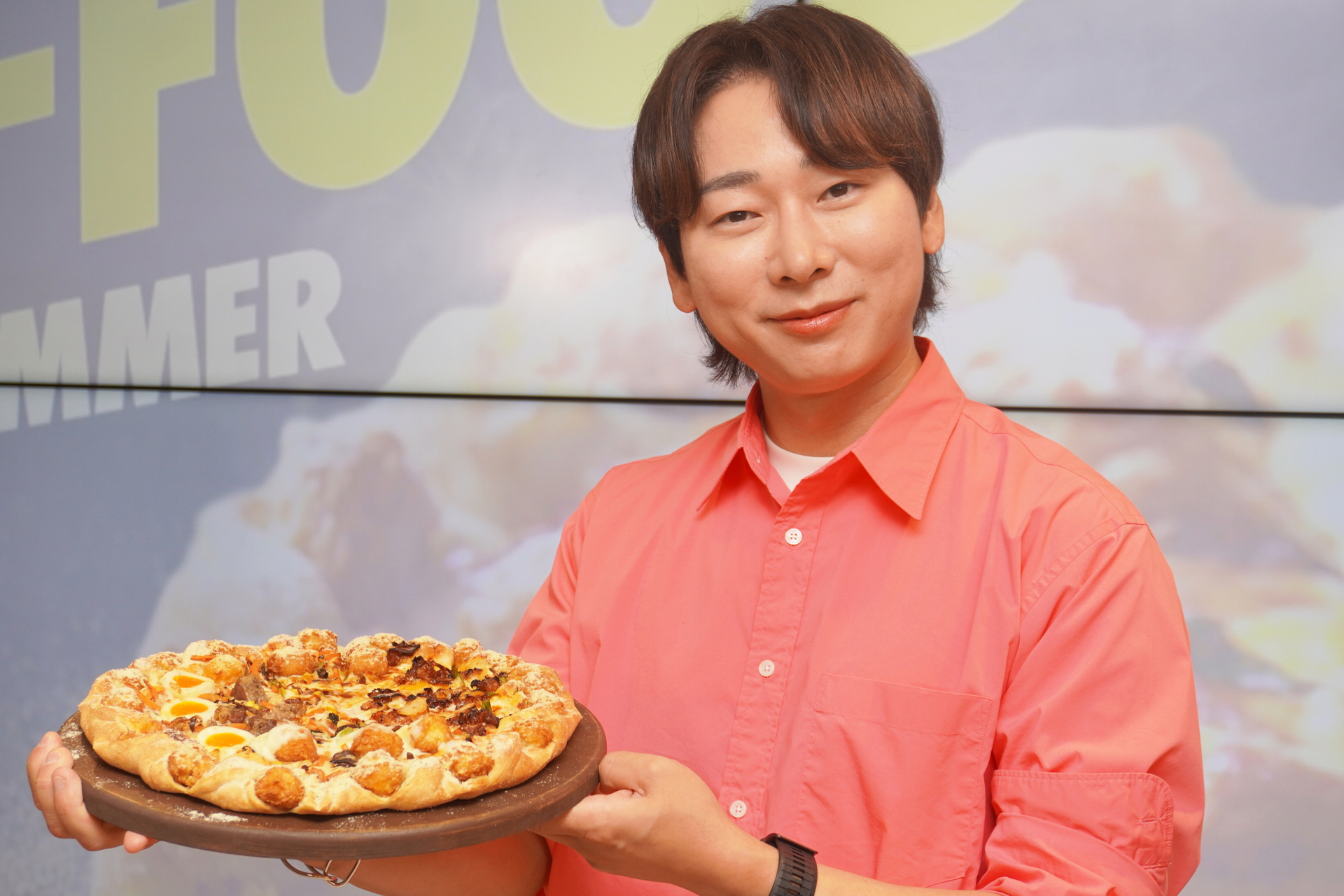 ドミノ・ピザ×韓国グルメ「K-FOODクワトロ」発売。試食したJINさんが忖度なしに「めちゃめちゃ美味しいです」 - グルメ Watch