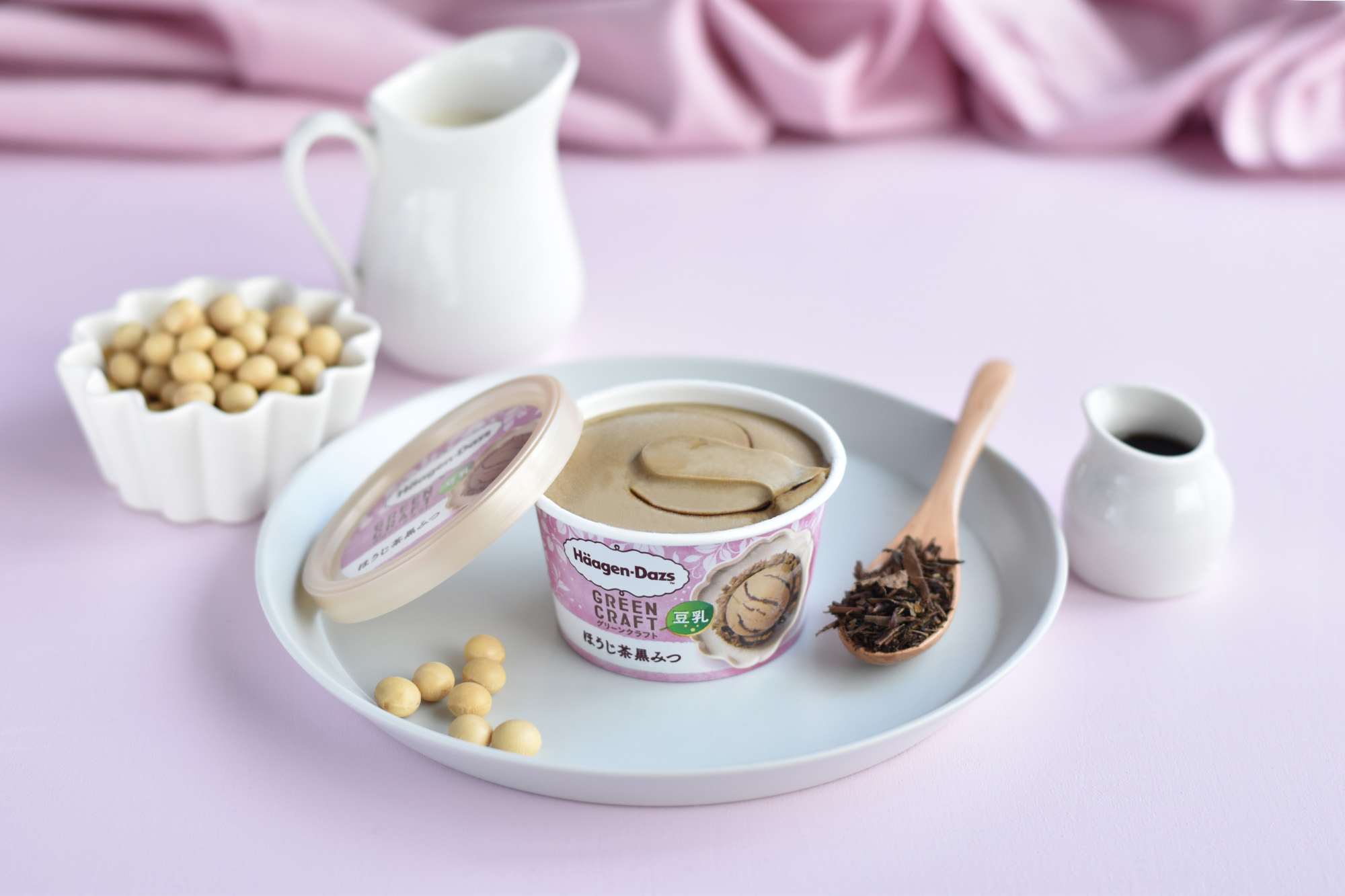 ハーゲンダッツ、ミニカップ「ほうじ茶黒みつ」発売。牛乳不使用の和