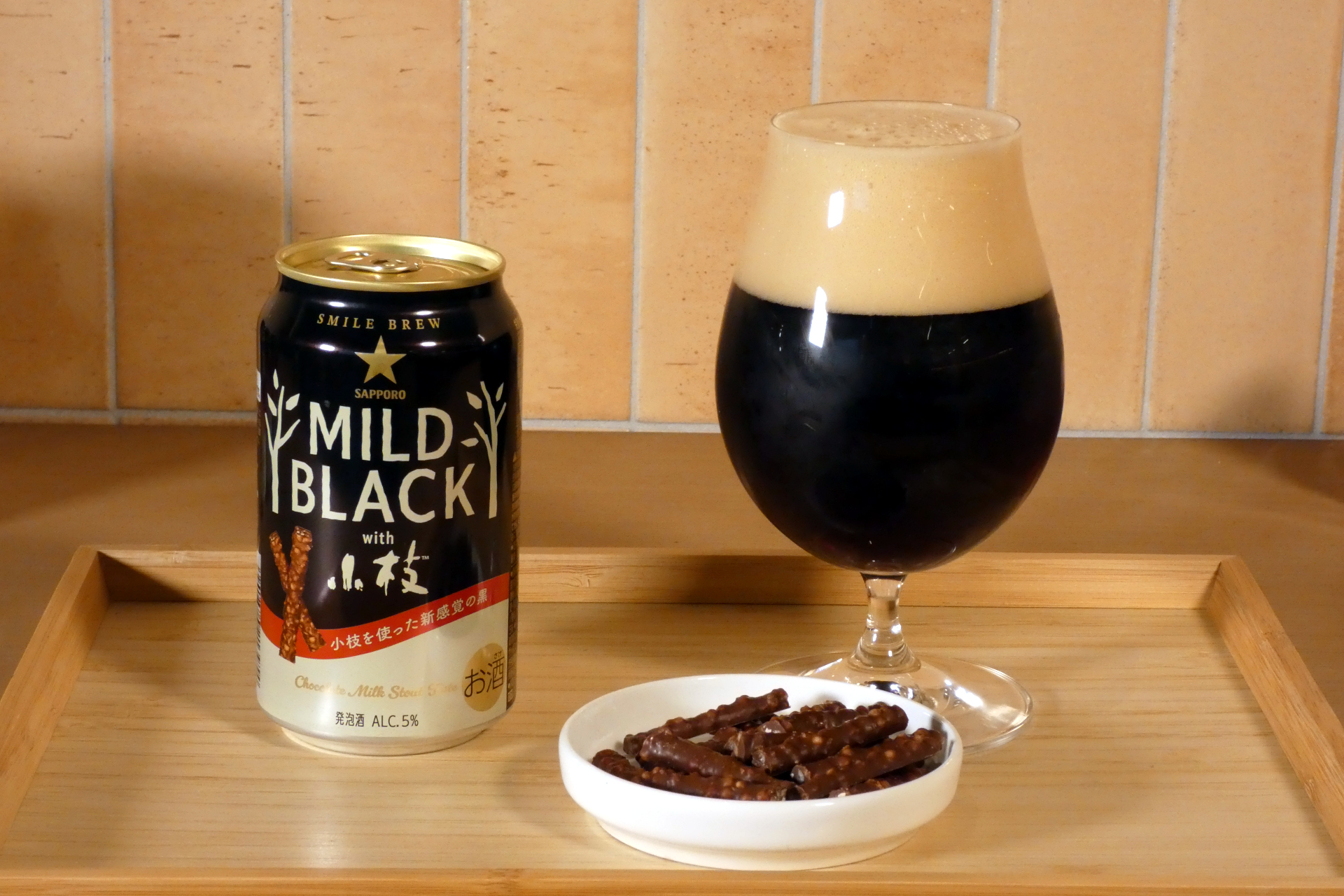 サッポロビールと森永製菓、「サッポロ MILD BLACK with小枝」を共同