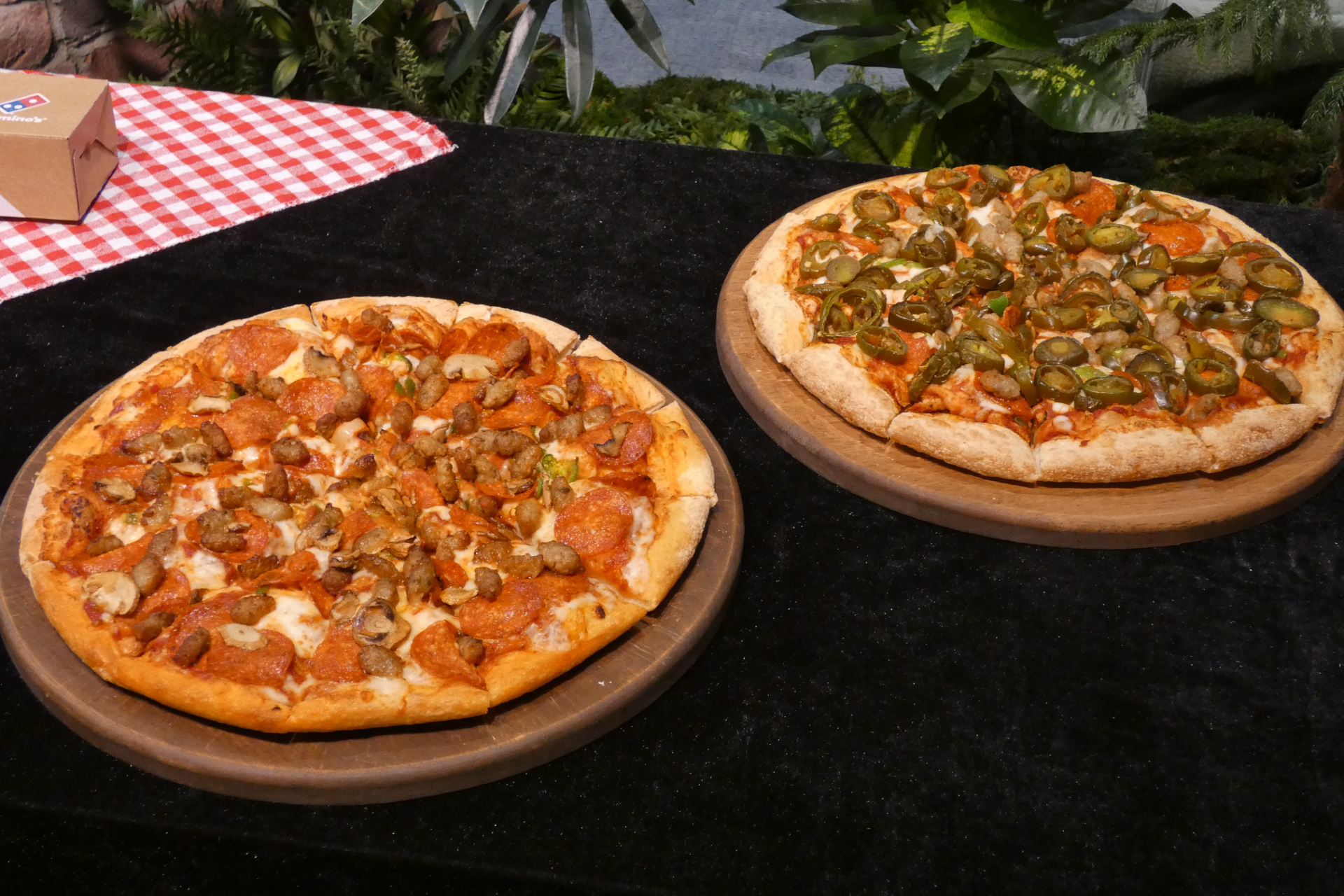 ドミノ・デラックス40周年、アレンジメニューが期間限定で登場