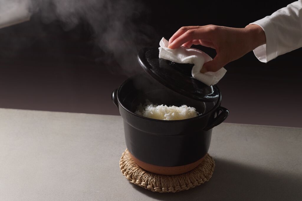 無印良品が「レンジで温め直せる 萬古焼 ごはん鍋」を発売。米がよりおいしく手軽に炊ける！ 「レンジで温め直せる 萬古焼 一膳おひつ」も同時発売 