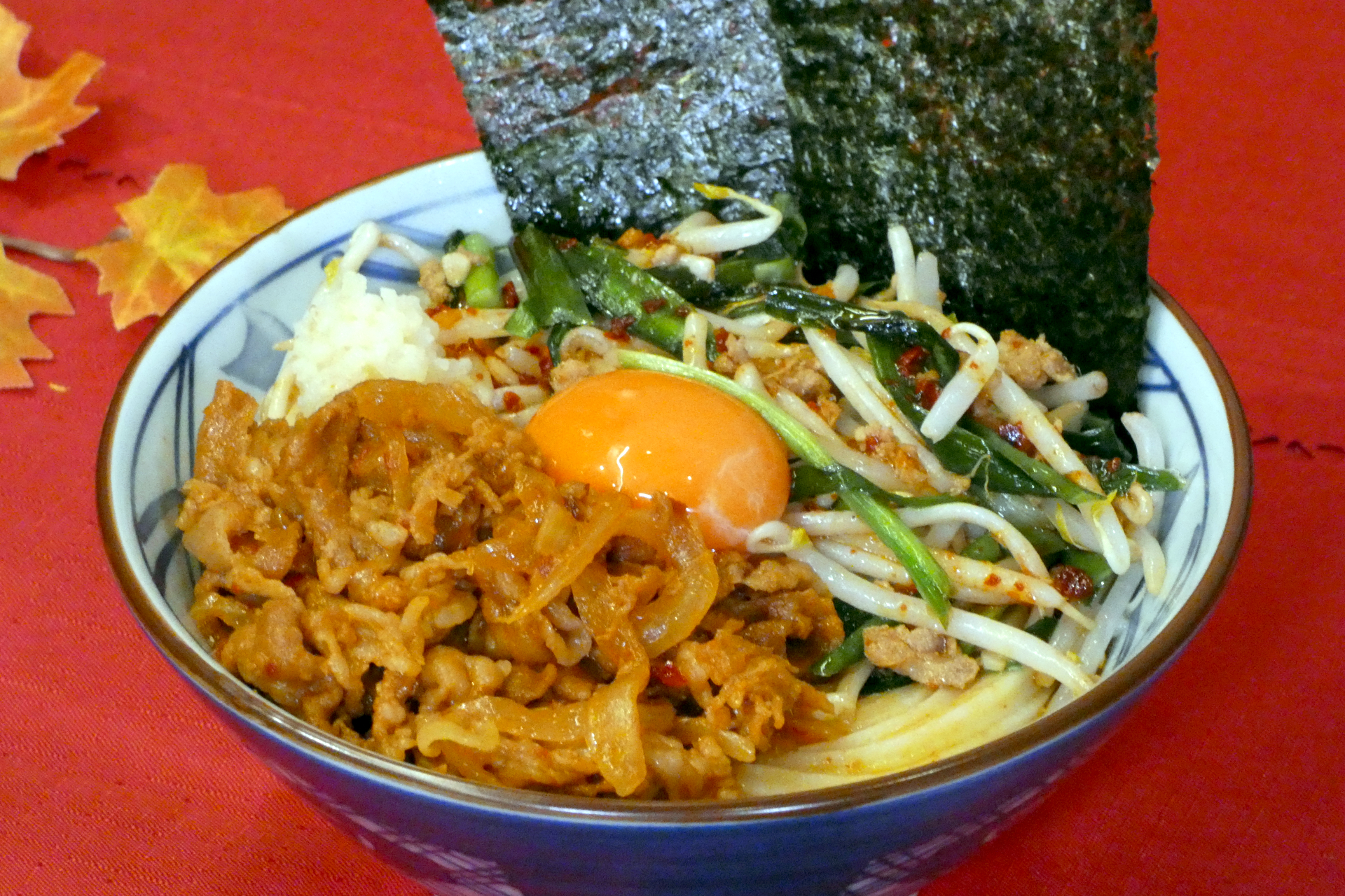 丸亀製麺「旨辛 肉盛りニラ玉ぶっかけうどん」登場 「明太とろろうどん