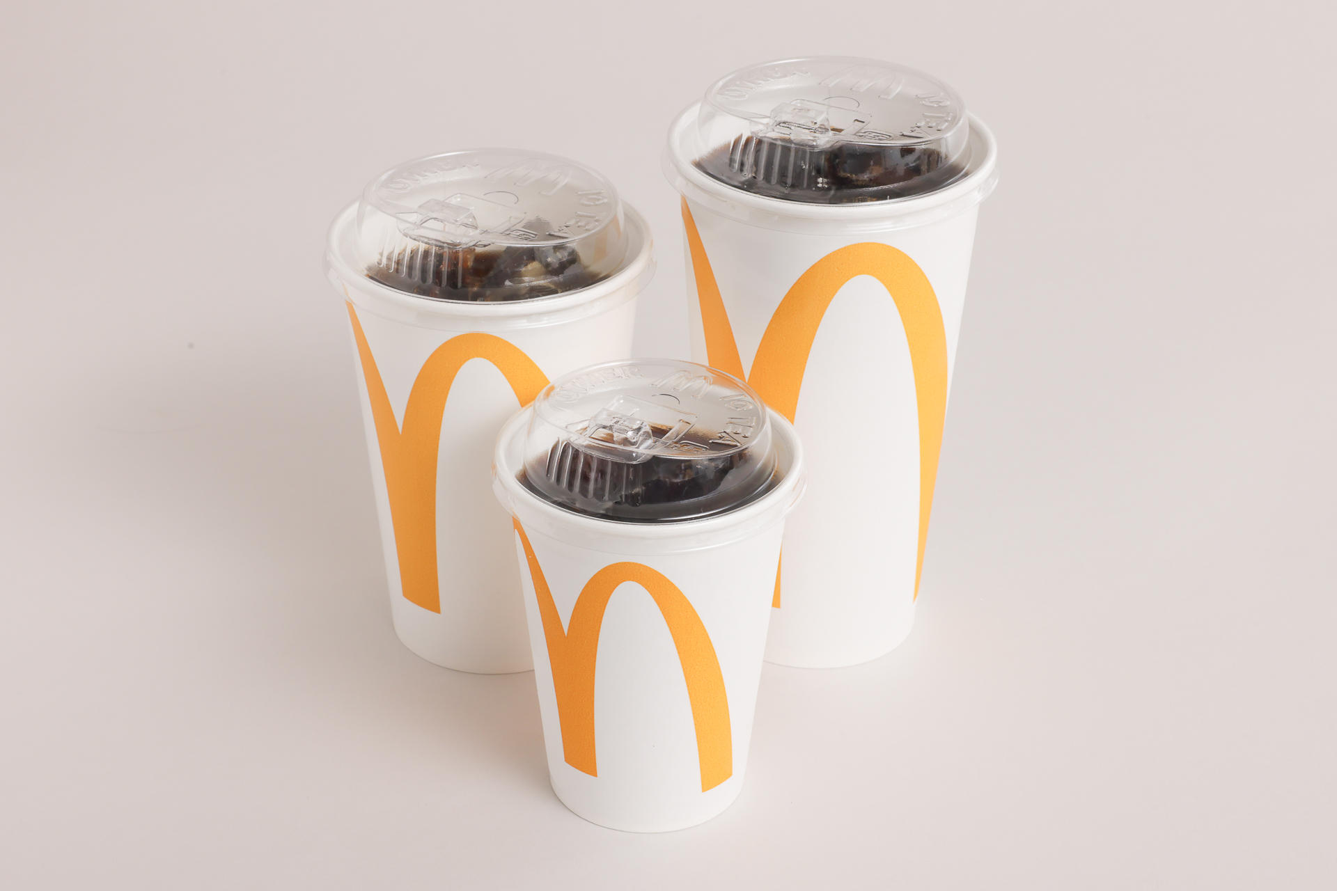 McDonald マクドナルド　ストローディスペンサー マクドナルド、コールドドリンクのストローを廃止。「ストローレス