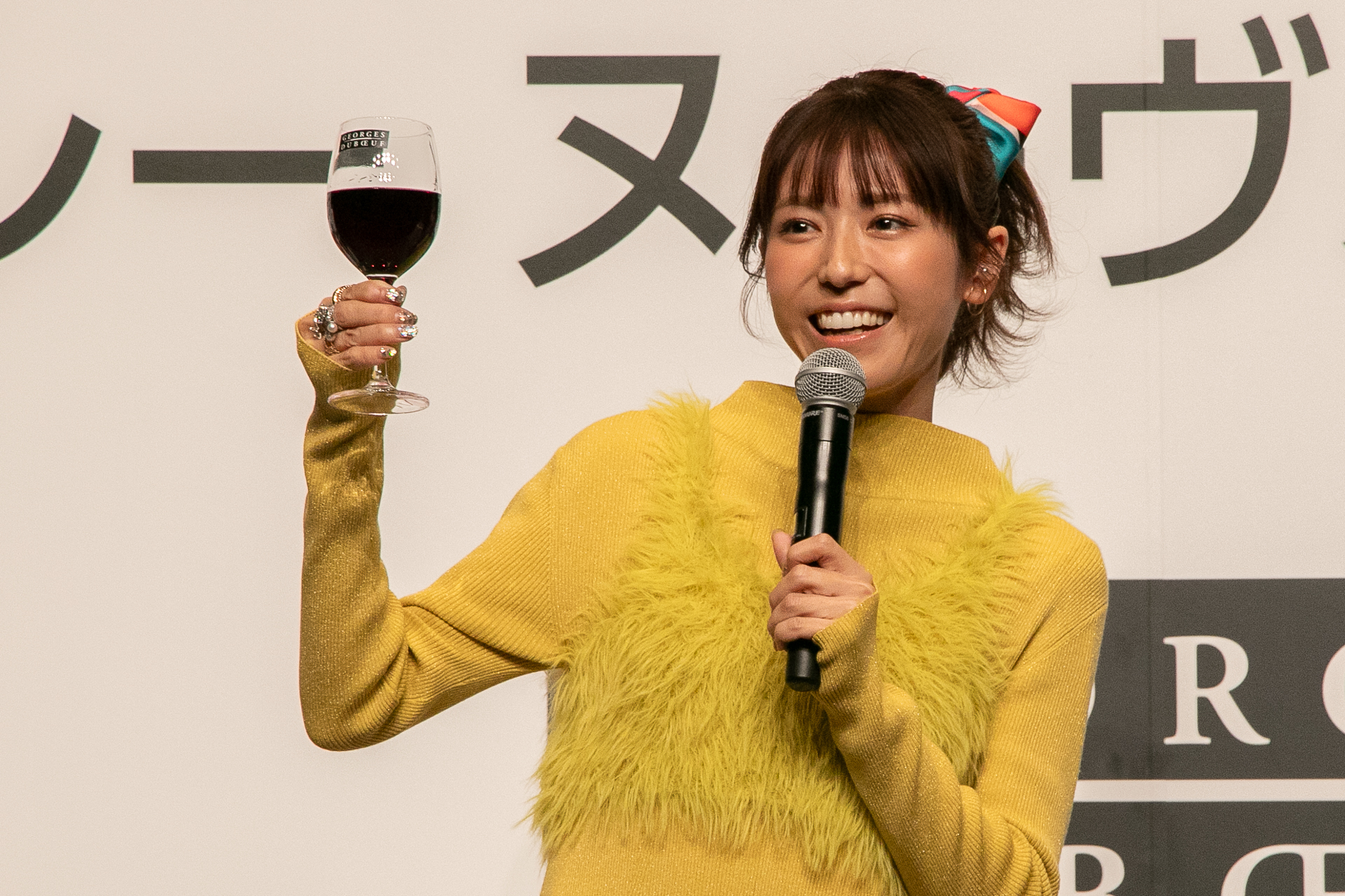 サントリー「ボジョレー ヌーヴォー 2025」解禁！ 若槻千夏さんが1日