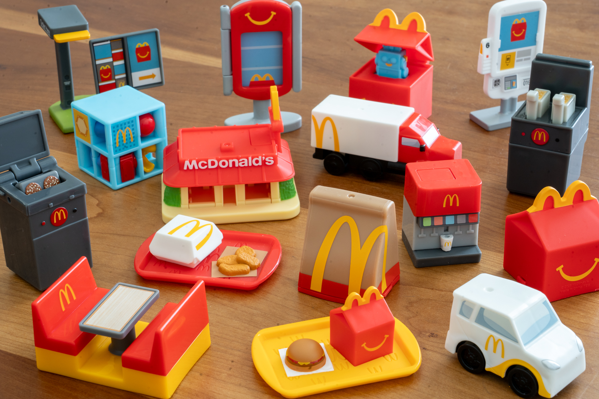 ハッピーセット「ミニチュアマクドナルド」16種で遊んでみた！ 想像力