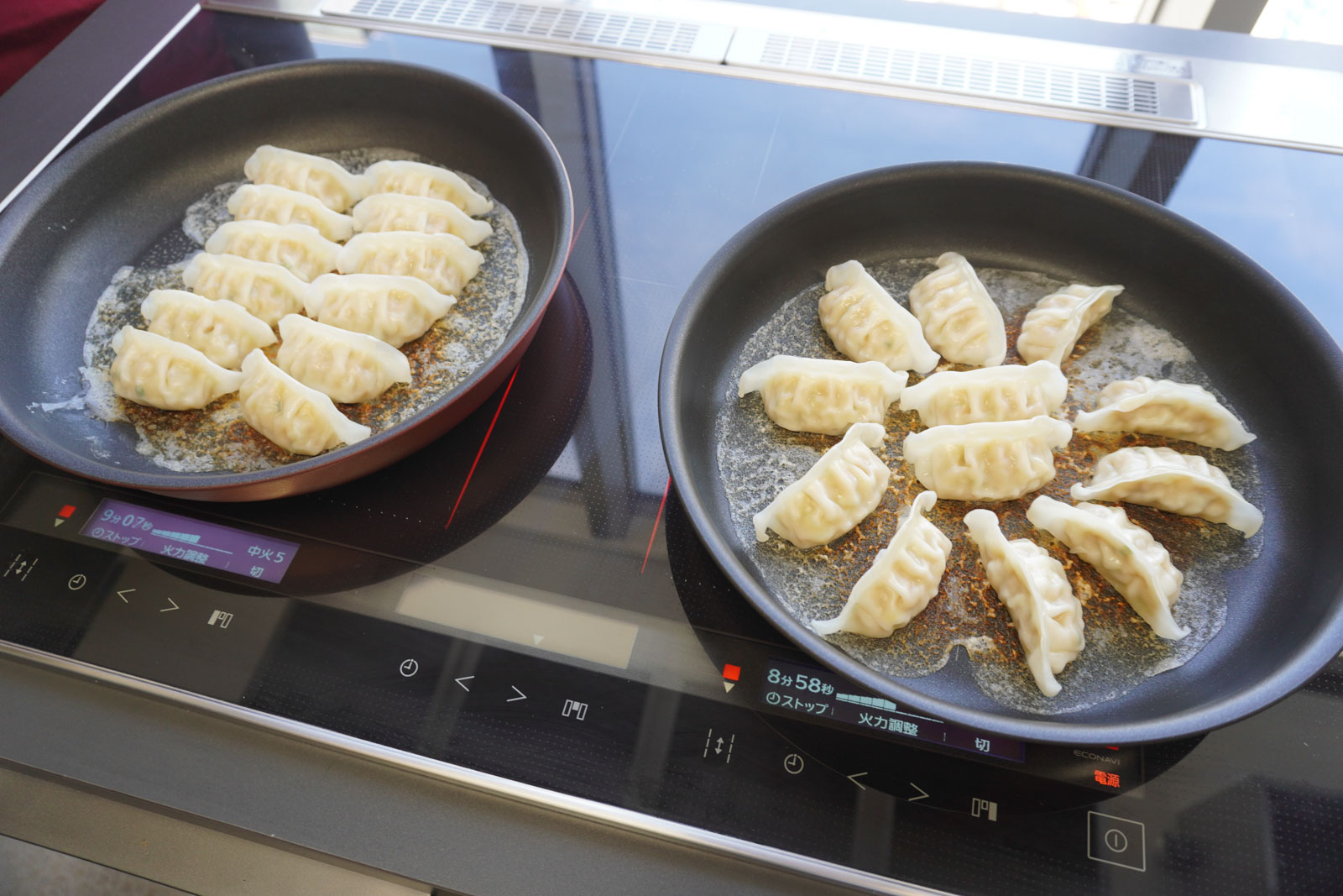 味の素冷凍食品、「AJINOMOTO ギョーザ」がフタなし調理/油ハネなしに進化!電子レンジ調理に”大餃子”も登場