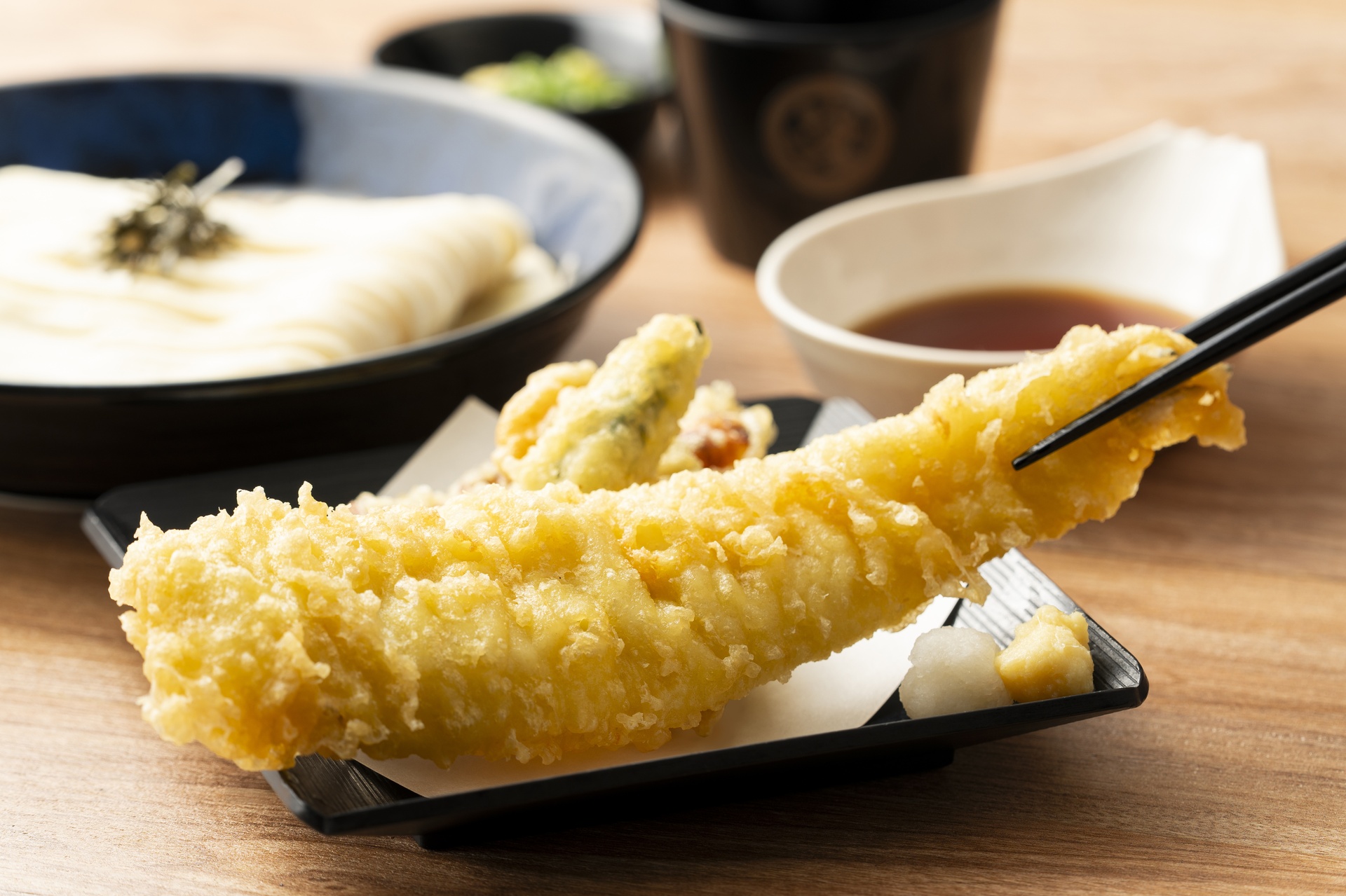 資さんうどん、皿からはみ出る穴子天メニューを発売。穴子天うどんの