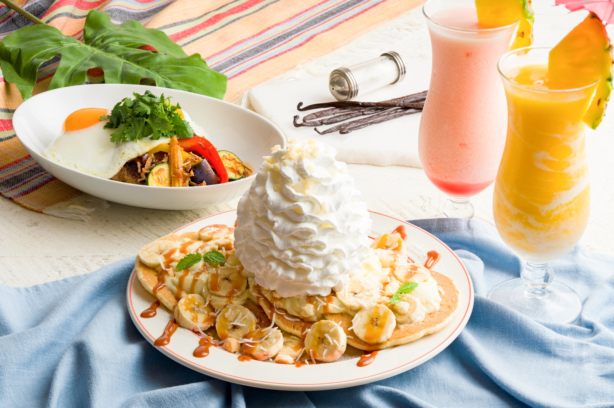 EGGS'N THINGS、暑い夏を彩る「塩バニラパンケーキ」「夏野菜の