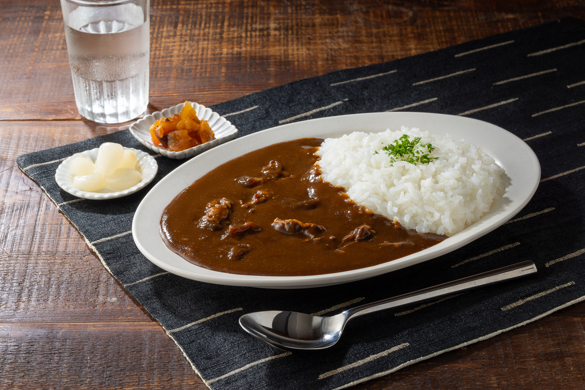 吉野家、公式通販でレトルト「黒カレー」を発売。8月31日10時まで送料